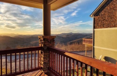 Wolf Laurel House | New! Peaceful Mountain Views, Deck, Trails Nearby
