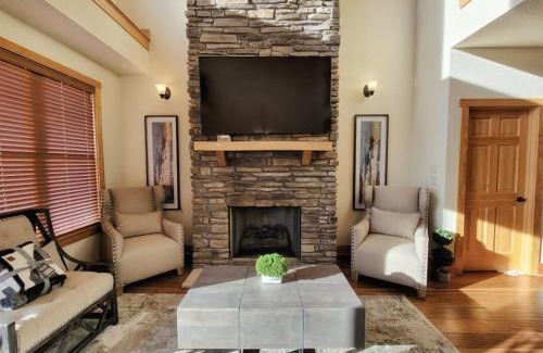 Wolf Laurel House | New! Peaceful Mountain Views, Deck, Trails Nearby