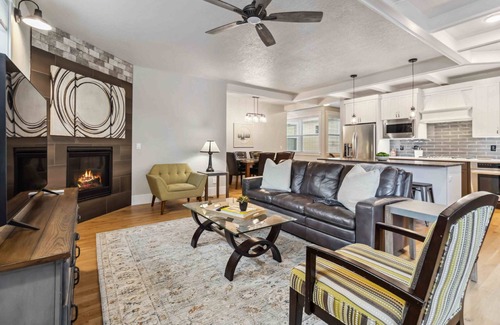 Eagle House | NEW! Peaceful Parkside Escape | High-End Kitchen | Screened Patio | BBQ | Steps to River Greenbelt