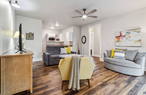 Eagle House | NEW! Peaceful Parkside Escape | High-End Kitchen | Screened Patio | BBQ | Steps to River Greenbelt
