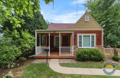 Lake Geneva House | New Pet Friendly Walking Distance to Lake Front