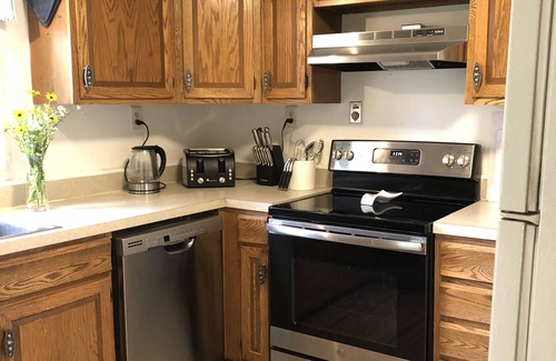 Mystic - New London House | New photos with many updates! Bring your EV cord and adapter! Walk to the fun!