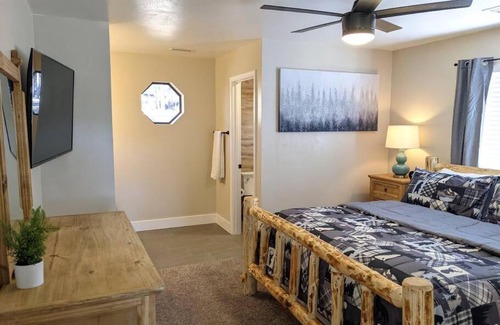 Kachina Village House | *NEW* Pine Cabin-1 acre, VIEWS, Nearby Hiking