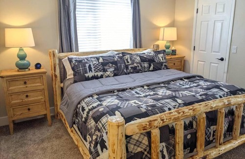Kachina Village House | *NEW* Pine Cabin-1 acre, VIEWS, Nearby Hiking