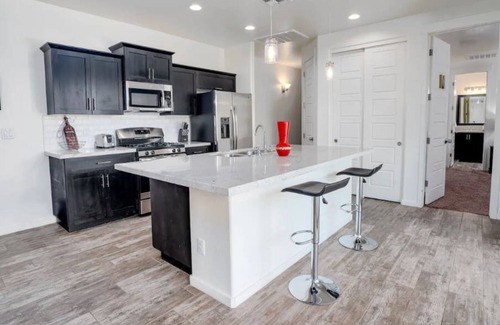 Marley Park House | New! POOL, Grill, King Bed, Park