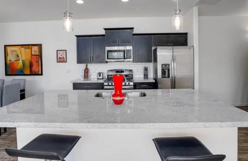 Marley Park House | New! POOL, Grill, King Bed, Park
