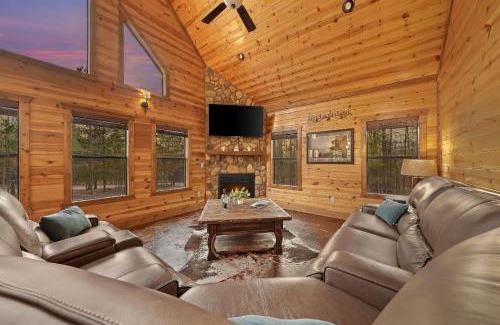 Hochatown House | NEW Prime Cabin Hot Tub-Firepit-Safari Sleeps 8
