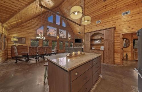 Hochatown House | NEW Prime Cabin Hot Tub-Firepit-Safari Sleeps 8