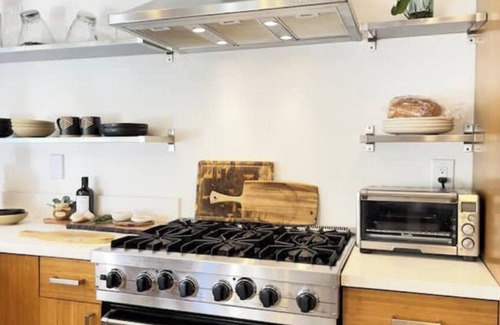 Topanga House | NEW Pristine Designed Home w/Spa Steam Showernn