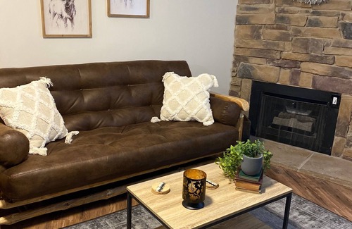Gatlinburg Apartment | ⭐️NEW-PristineGburgLoft-2A-Walk2Pancakes🥞 & Slopes⛷