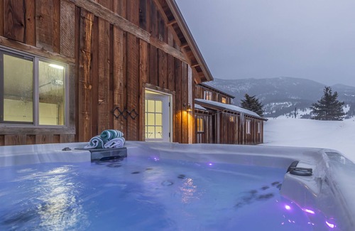 Gallatin Gateway House | NEW! Private Hot Tub, minutes to Town Center & Big Sky Resort - Primrose Hideaway