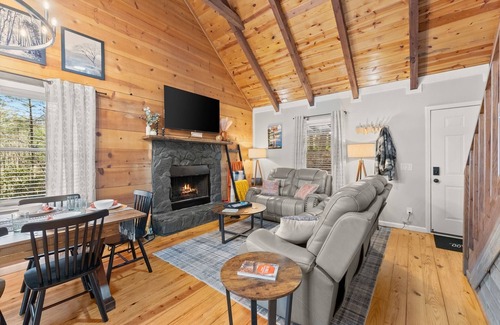 Helen Cabin | NEW! Private Mtn Cabin - Views, Hot Tub, Game Room, Tubing, 3min Downtown Helen