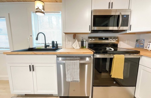 Alexandria Cabin | NEW Quaint 2 bedroom near Newfound lake, hiking, skiing, hot tub & star gazing!
