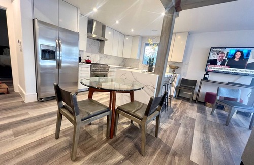 Aspen Condo | New rehab near gondola, walk everywhere, Fab fall in Aspen. Large 2BR 2 floors.
