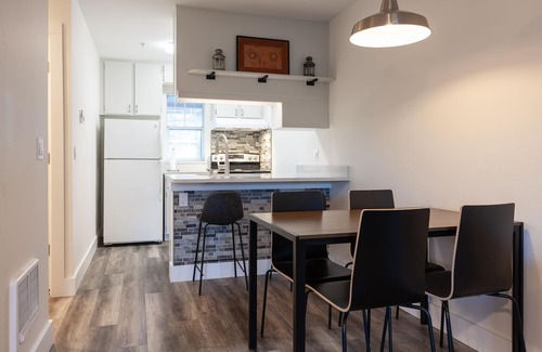 Hood River Condo | New Remodel, 1 BR, 2 bathrooms, sleeps 4, downtown