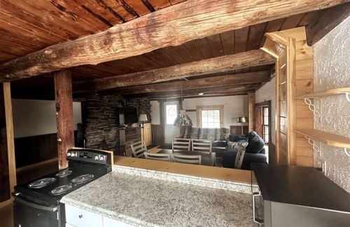Wilmington House | New! remodeled Barn. min from Lake, Ski, Hot tub