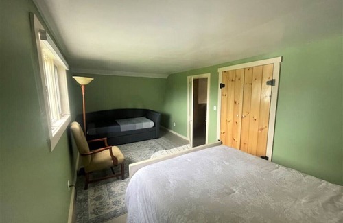 Wilmington House | New! remodeled Barn. min from Lake, Ski, Hot tub