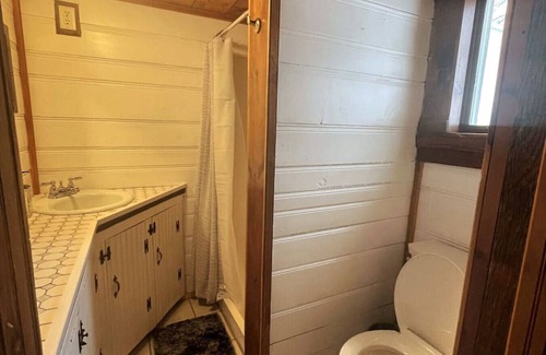 Wilmington House | New! remodeled Barn. min from Lake, Ski, Hot tub