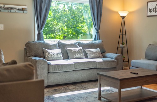Woodfin House | New remodeled home set in the woods 15 mins from downtown Asheville