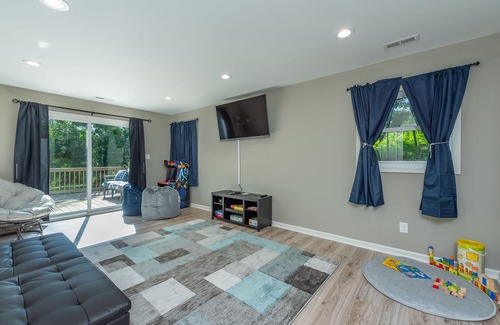 Woodfin House | New remodeled home set in the woods 15 mins from downtown Asheville