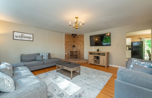 Woodfin House | New remodeled home set in the woods 15 mins from downtown Asheville