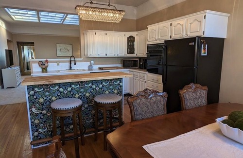 Ironwood Apartment | New, Remodeled, Luxury Loft w/Hot Tub & Rooftop Patio