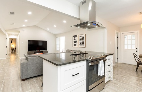 South Side House | 🌴🏠🌴New Remodeled Spacious 4Bedrooms+Office King Suite 5Tvs Games Garage Parking