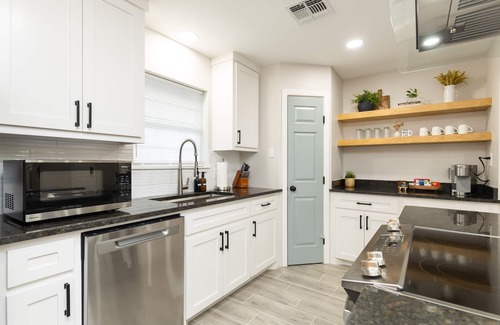 South Side House | 🌴🏠🌴New Remodeled Spacious 4Bedrooms+Office King Suite 5Tvs Games Garage Parking
