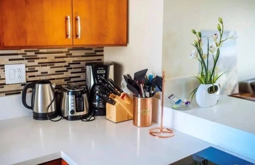 McCully - Moiliili Apartment | NEW RENO 2 apts fit 12! 2 car parking, pool & more
