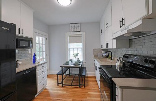 Durham Apartment | New & Renovated MCM Duplex 3 mi to DT Durham
