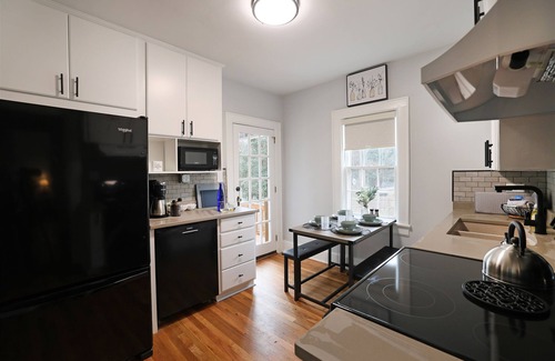 Durham House | *New & Renovated* MCM Duplex 3 mi to DT Durham