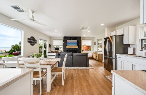 Sturgeon Bay Cabin | New Renovation | Lakefront | Dock | HotTub | Fish!