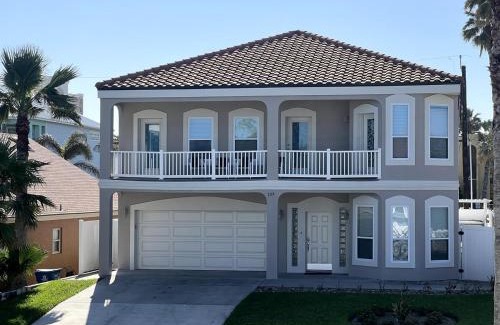 South Padre Island House | New Renovation, EV charger, 5 Lots To The Beach,Heated Pool,Jaccuzi