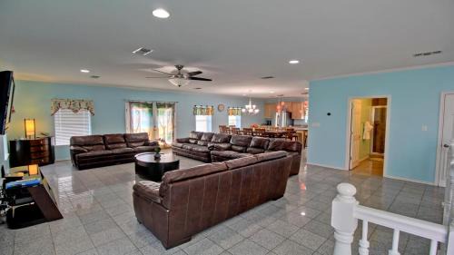 South Padre Island House | New Renovation, EV charger, 5 Lots To The Beach,Heated Pool,Jaccuzi