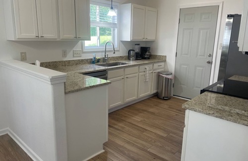 Moores Chapel House | New renovations 3 bed 2 bath Close to I485, Uptown, & Airport River park AC WiFi
