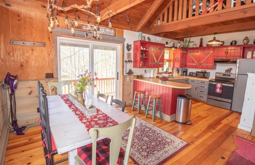 West Jefferson Cabin | NEW RENTAL On the New River! Fire pit - Pool Table - Minutes to West Jefferson
