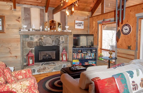 West Jefferson Cabin | NEW RENTAL On the New River! Fire pit - Pool Table - Minutes to West Jefferson