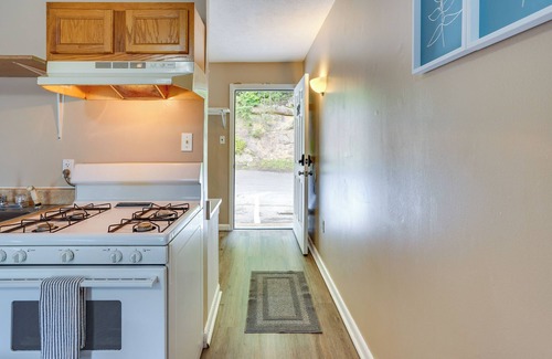 Summerlee Apartment | New River Gorge Vacation Rental with Balcony!