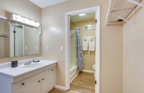 Summerlee Apartment | New River Gorge Vacation Rental with Balcony!