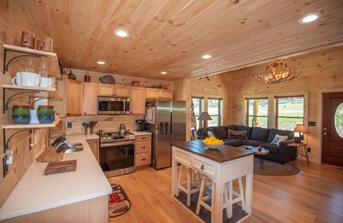 Creston Cabin | New River Log Cabin + HOT TUB + Fire Pit