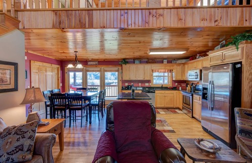 Todd Cabin | New River Ramble - riverfront with game room, hot tub, fire pit