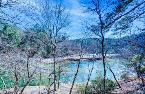 Ellijay House | New Riverfront Retreat - Sleeps 12 Ellijay