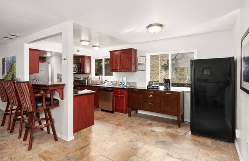 Ahwahnee House | New! Rivertop Hideaway with big views/spa/games/privacy!