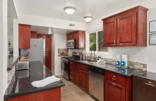 Ahwahnee House | New! Rivertop Hideaway with big views/spa/games/privacy!