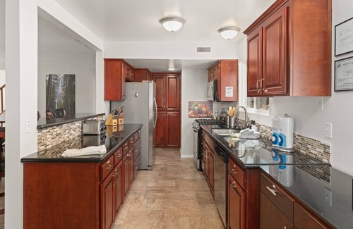 Ahwahnee House | New! Rivertop Hideaway with big views/spa/games/privacy!