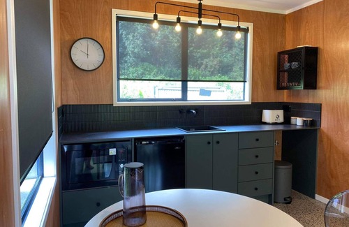 Athenree Cottage | New Romantic Retreat - 6 minutes to Waihi Beach