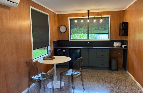 Athenree Cottage | New Romantic Retreat - 6 minutes to Waihi Beach
