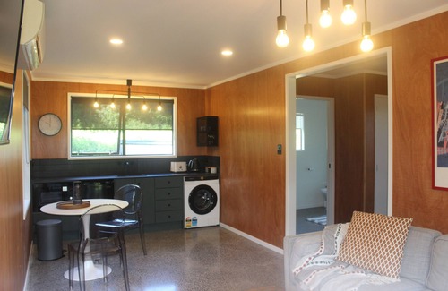 Athenree Cottage | New Romantic Retreat - 6 minutes to Waihi Beach