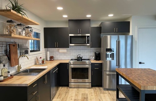 Mossyrock House | New Romantic vacation home by lakes w/hot tub.