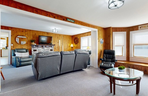 Pine Point House | NEW|Sandpiper Summer House| Walk to Beach| Bayley Vacation Rentals